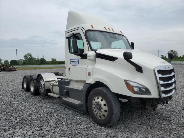  Salvage Freightliner Cascadia 1