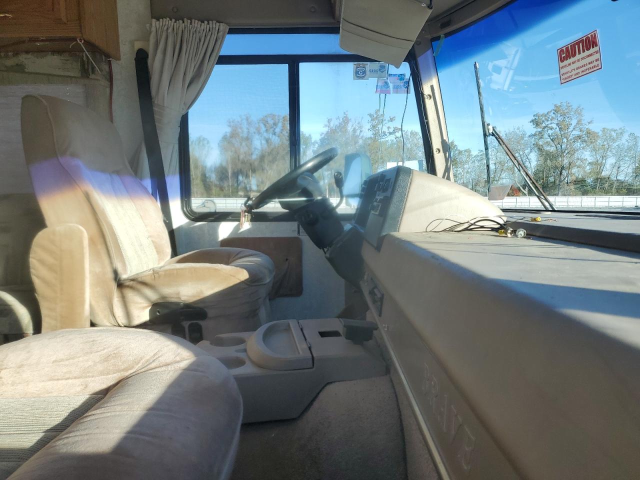 Ford F-550 Super Duty Stripped Chassis Image 8