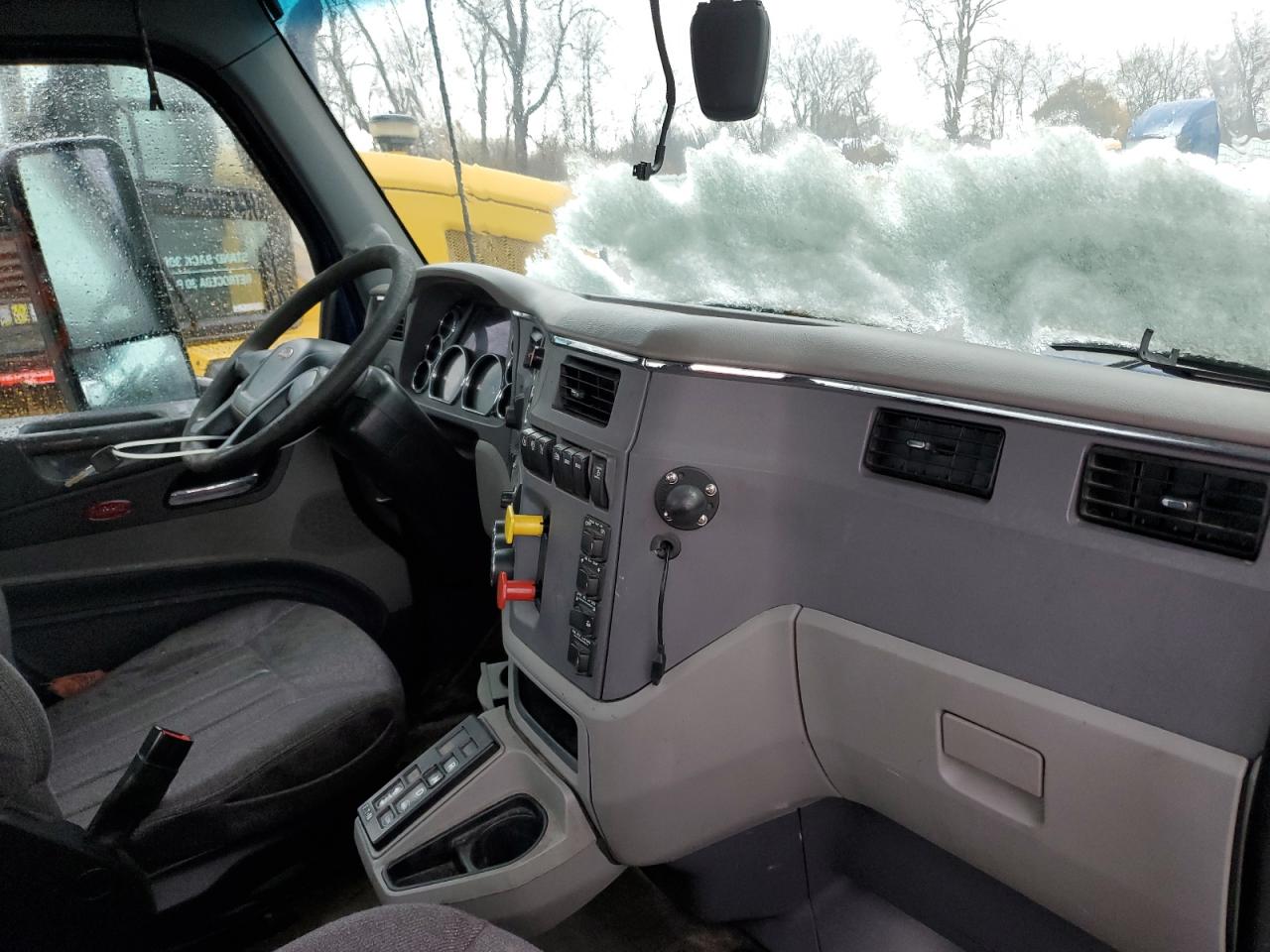 Peterbilt 579 Image 6