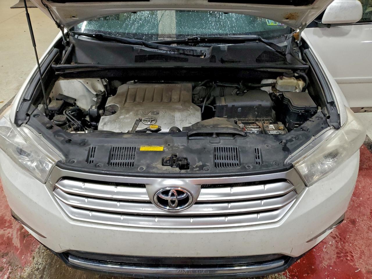Toyota Highlander Base Image 11