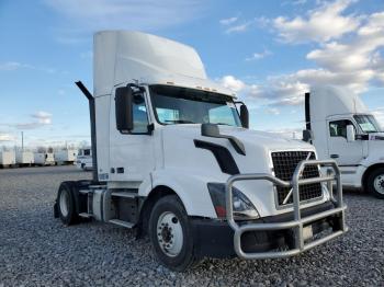  Salvage Volvo Vnl