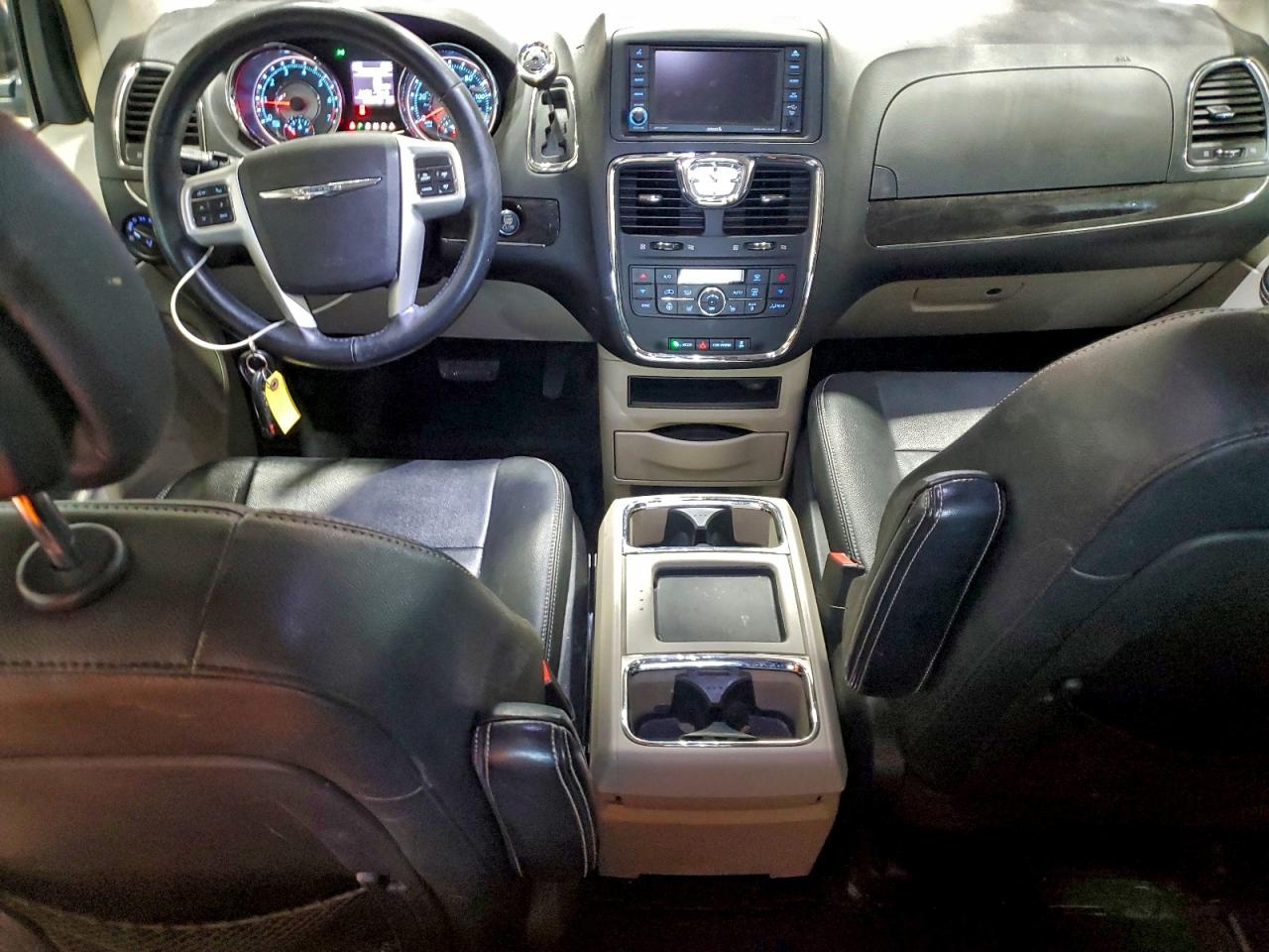 Chrysler Minivan Touring Image 9