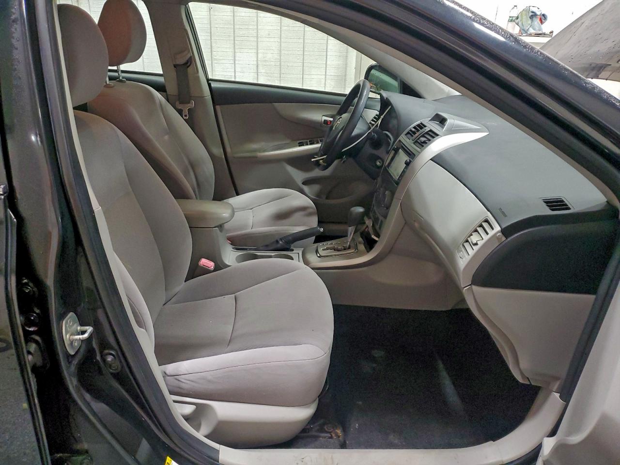 Toyota Corolla Base Image 4