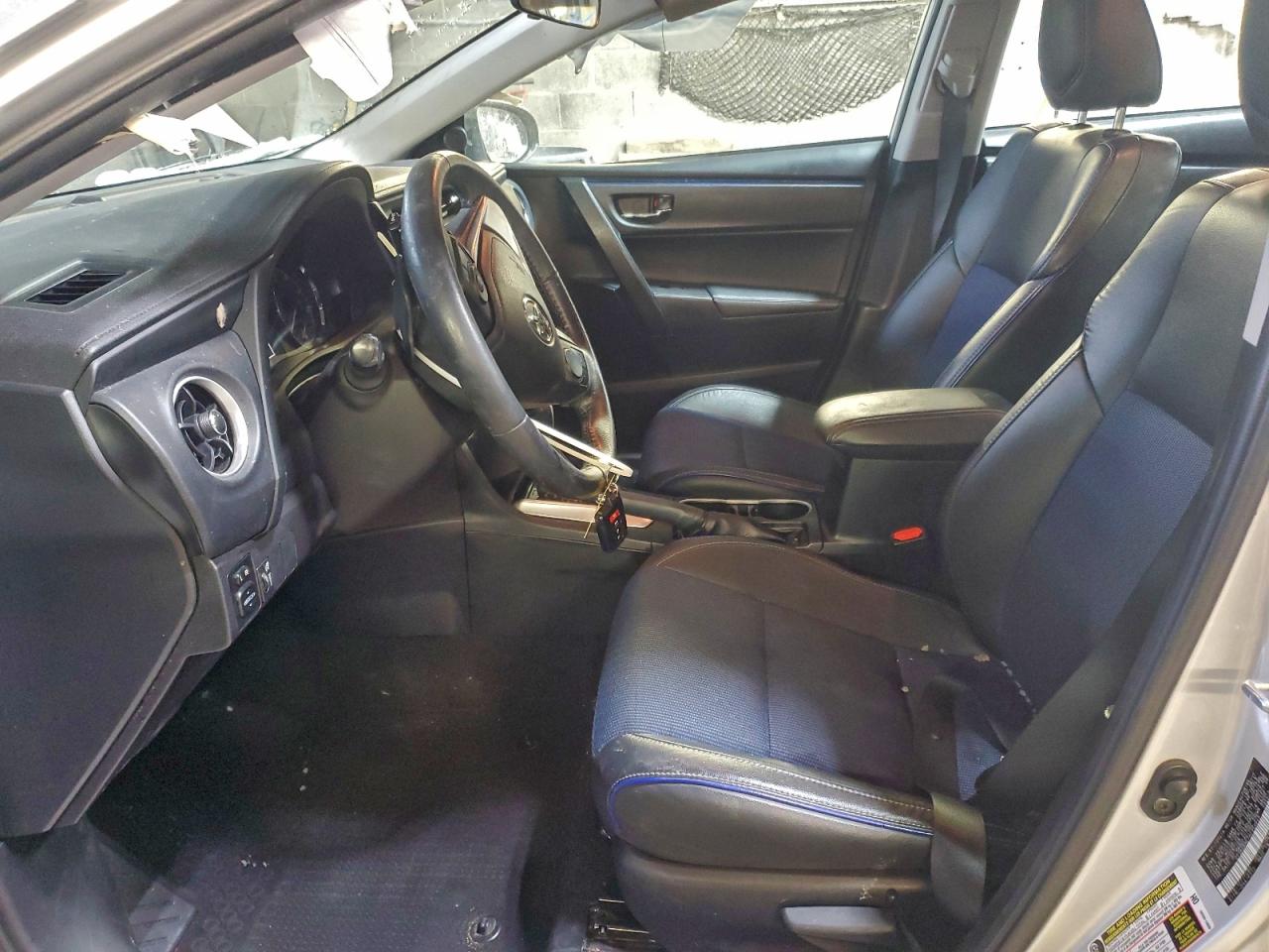 Toyota Corolla L Image 10