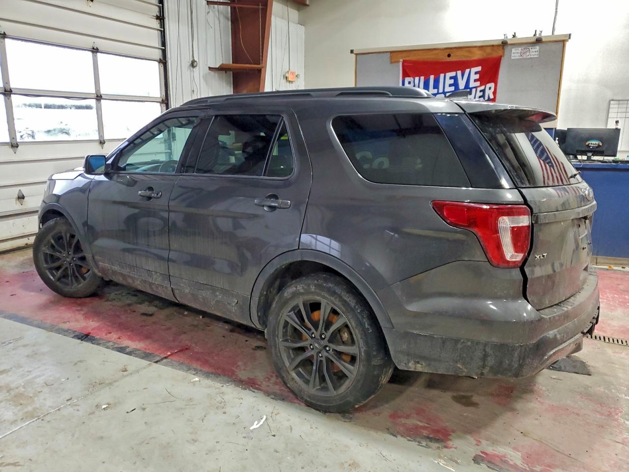 Ford Explorer Xlt Image 2