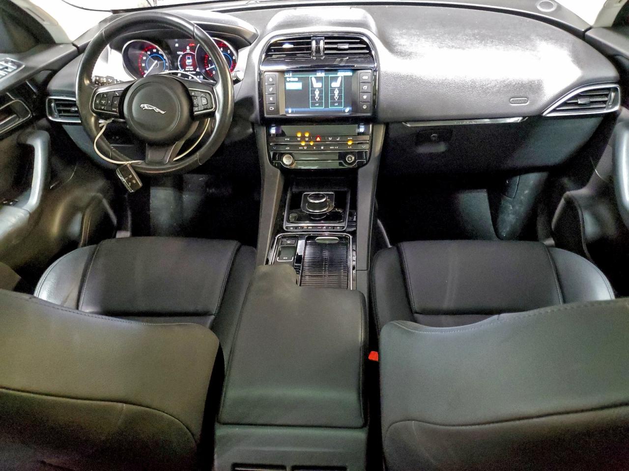 Jaguar F-PACE Image 6